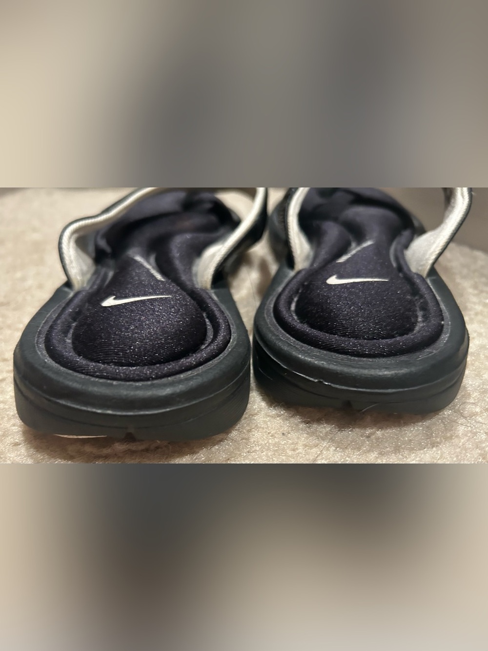Nike Women’s Comfort Bed Black and White Flip Flops with Cushioned Footbed EUC 8 - Picture 5 of 8